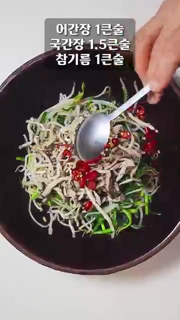 같은 물에 느타리버섯을 넣어 데친 후 건져 물기를 뺍니다. — 느타리버섯을 이것과 함께 무쳐보세요! 기똥차게 맛있습니다!