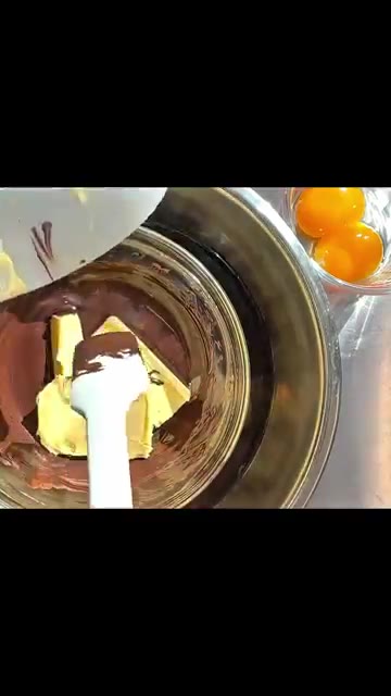 중탕으로 초콜릿과 버터를 녹인다. — 부베트 초코무스 해먹자