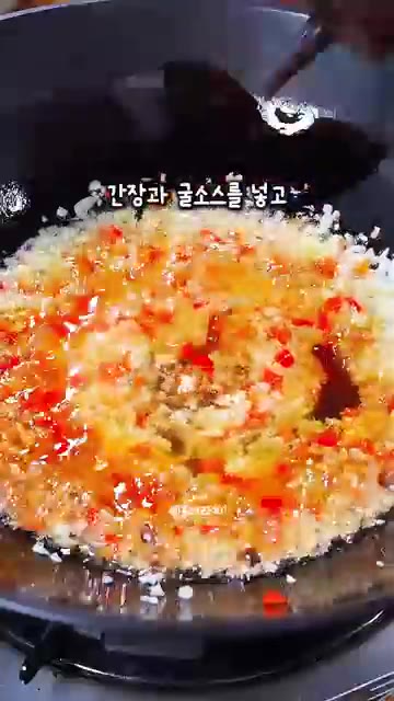 간장과 굴소스를 넣고 섞어줍니다. — 해산물 마니아 시어머니도 극찬하신 센 불 마늘 가리비 볶음