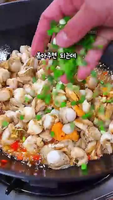 센 불에 가리비살을 넣고 빠르게 볶아줍니다. — 해산물 마니아 시어머니도 극찬하신 센 불 마늘 가리비 볶음