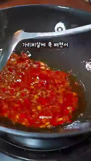 마늘 소스가 가리비살에 배도록 볶아줍니다. — 해산물 마니아 시어머니도 극찬하신 센 불 마늘 가리비 볶음