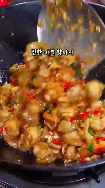 마지막으로 대파를 넣고 볶아줍니다. — 해산물 마니아 시어머니도 극찬하신 센 불 마늘 가리비 볶음