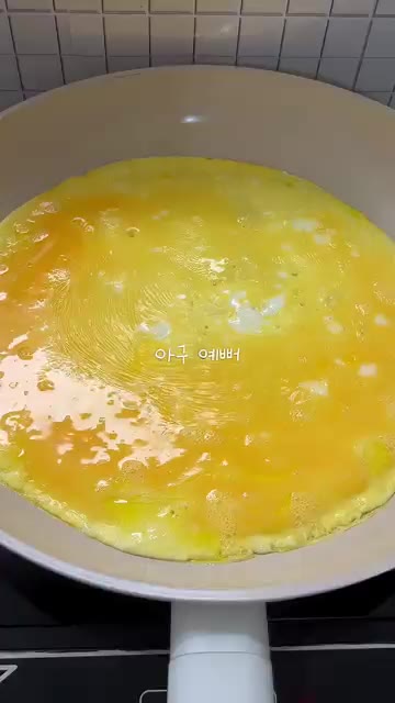 팬에 기름을 두르고 채 썬 당근을 넣고 소금 간을 하며 볶아준다. — 키토김밥과 냉소바