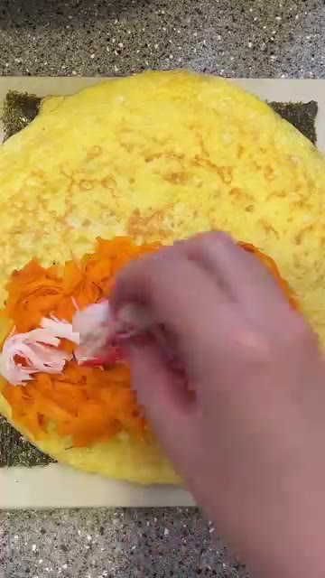 계란 4개를 풀어 얇게 지단을 부친다. 김 위에 지단을 올리고 채… — 키토김밥과 냉소바