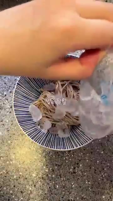 그릇에 소바면을 담고 냉면육수, 얼음, 와사비를 넣고 파를 올려 냉… — 키토김밥과 냉소바