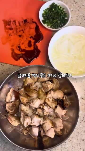 팬에 간장 소스를 붓고 전분을 약간 풀어 끓인 후 계란물을 부어줍니다. — 오늘 뭐 먹어? 오야꼬동