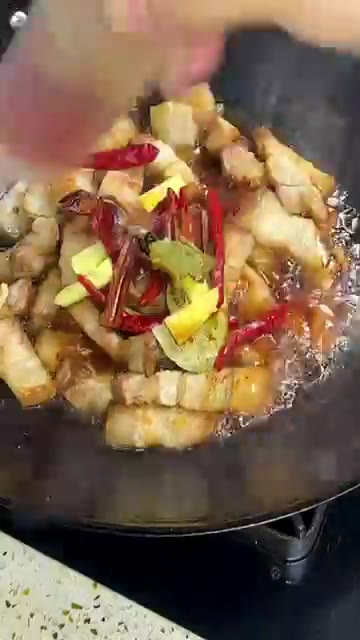 구운 돼지고기에 향신료를 넣고 간장, 삼치액젓, 설탕을 넣어 볶는다. — 앞다리살로 수육만 하지 마세요