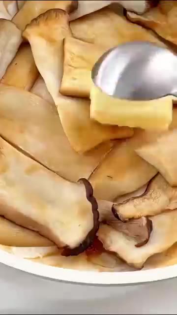 버터, 다진 마늘을 넣고 버섯을 노릇하게 굽는다. — 고기보다 쫄깃하고 맛있는 초간단 단짠 버터 새송이버섯구이