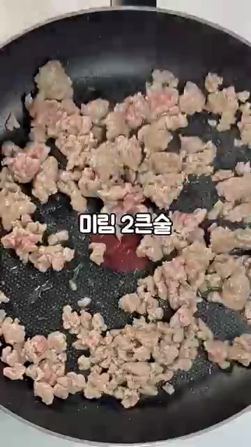 팬에 기름을 두르고 다진 돼지고기를 넣어 볶아줍니다. 고기가 익으면… — 집에서 중식집 맛! 매콤고소 사천 탄탄면, 칼국수면으로 간단하게