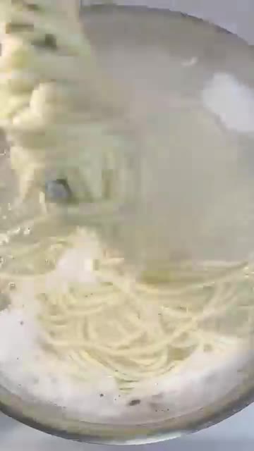 끓는 물에 칼국수 면을 삶아 건져내 찬물에 헹궈 물기를 빼줍니다. — 집에서 중식집 맛! 매콤고소 사천 탄탄면, 칼국수면으로 간단하게