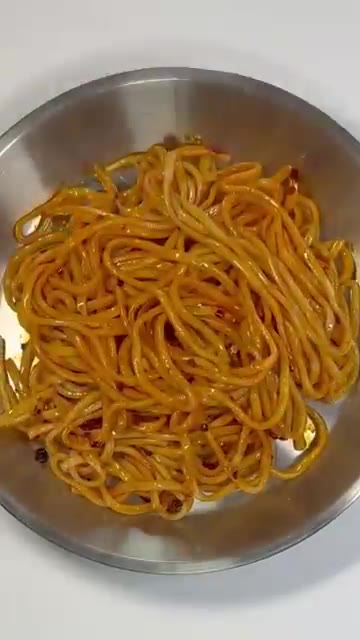 그릇에 양념한 면을 푸짐하게 담고, 볶아둔 돼지고기를 듬뿍 올립니다… — 집에서 중식집 맛! 매콤고소 사천 탄탄면, 칼국수면으로 간단하게