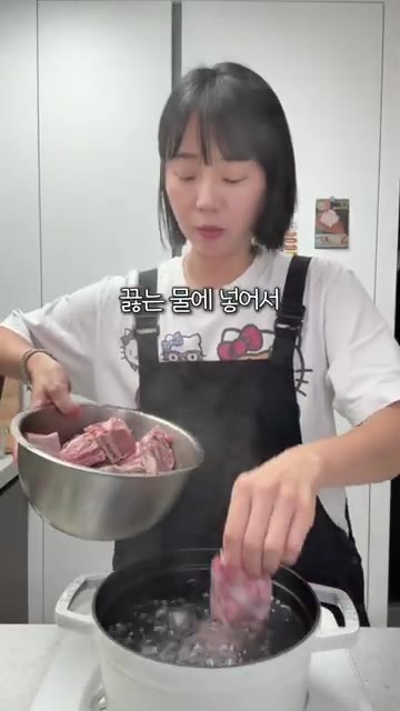 소갈비는 설탕 한 스푼을 넣은 물에 30분 이상 담가 핏물을 빼줍니… — 마늘 듬뿍 매콤 소갈비찜