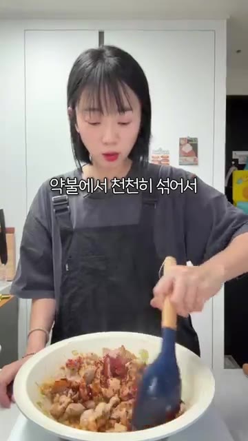 팬에 올리브유를 두르고 대파를 볶아 파기름을 낸 뒤, 돼지고기와 맛… — 뜨끈하고 칼칼한 애호박찌개 #레시피 #오늘도요리 #cooking