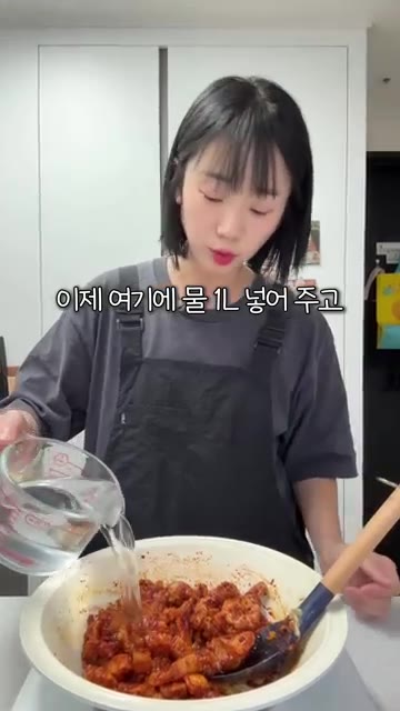 고춧가루 3스푼을 넣고 약불에서 섞어 고추기름을 만든 후, 국간장… — 뜨끈하고 칼칼한 애호박찌개 #레시피 #오늘도요리 #cooking