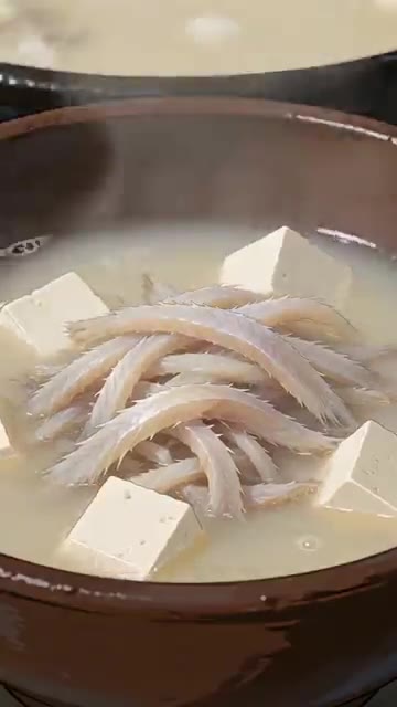달걀을 풀어 가늘게 흘려 넣고 대파를 넣어 마무리합니다. — 북엇국 레시피: 뽀얀 국물 만드는 법