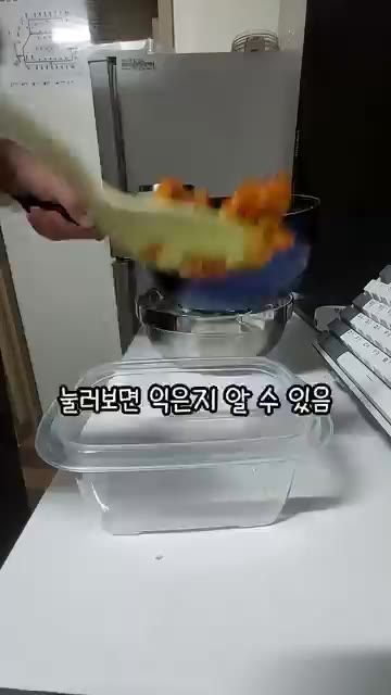 완성된 제육볶음은 반찬통에 담아 보관한다. — 고시원식 닭가슴살 제육볶음