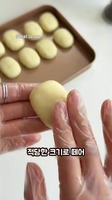반죽을 적당한 크기로 떼어 동글납작하게 모양을 잡아주세요. 손에 식… — 겉바속쫀득! 초간단 감자볼 레시피