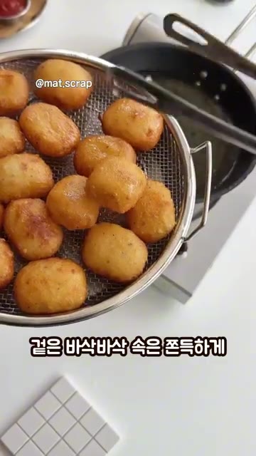 한 번 튀겨낸 감자볼을 건져냈다가 다시 한번 튀겨주면 겉이 더욱 바… — 겉바속쫀득! 초간단 감자볼 레시피