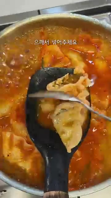 만두 하나를 으깨서 국물에 풀어주면 국물에 감칠맛이 살아나요. — 초간단 얼큰만둣국 레시피