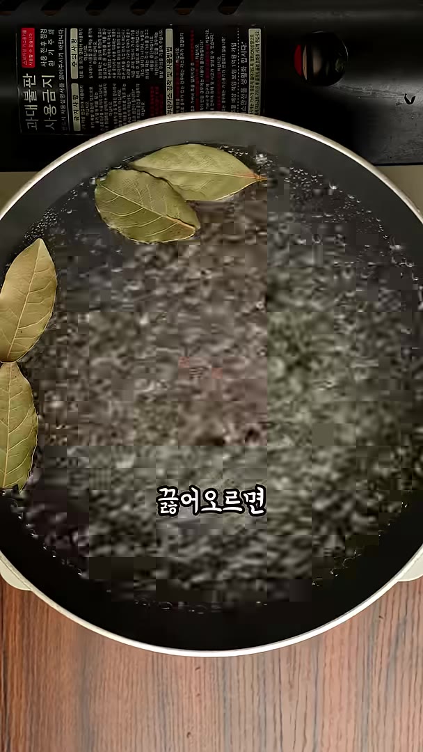 물 1.5L에 월계수잎, 통후추 넣고 끓이기. 물 끓어오르면 등갈비… — 한국인이면 못 참는 비주얼 등갈비 김치찜!