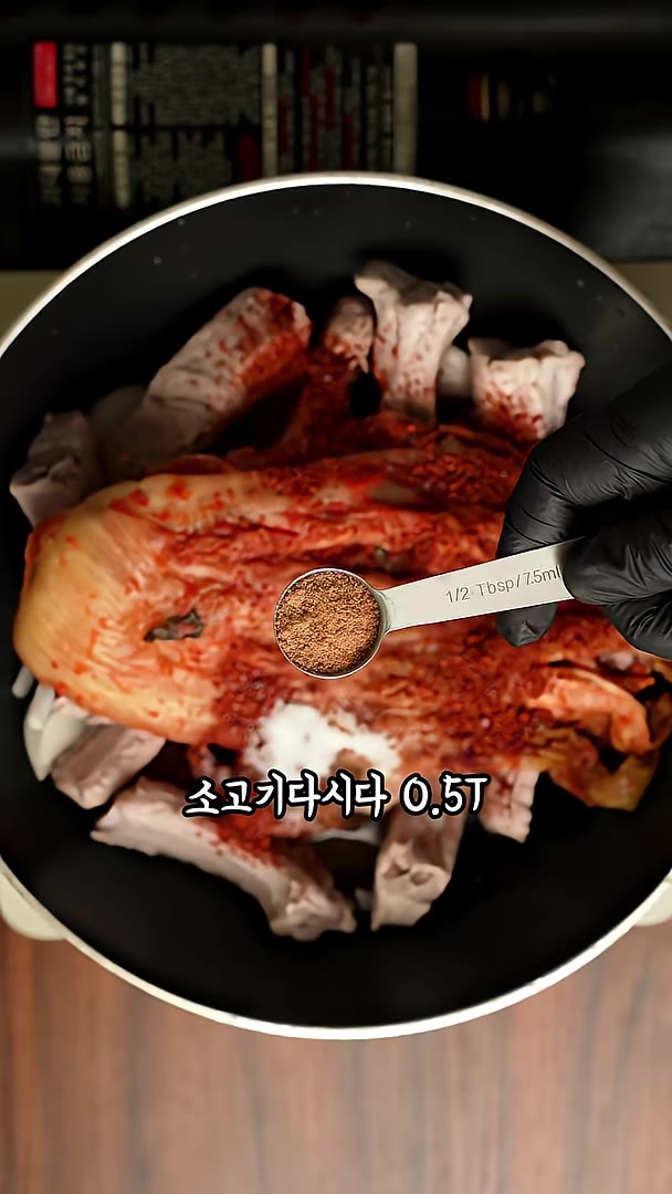 냄비에 양파 깔기. 그 위에 등갈비, 신김치 올리기. 고춧가루, 멸… — 한국인이면 못 참는 비주얼 등갈비 김치찜!