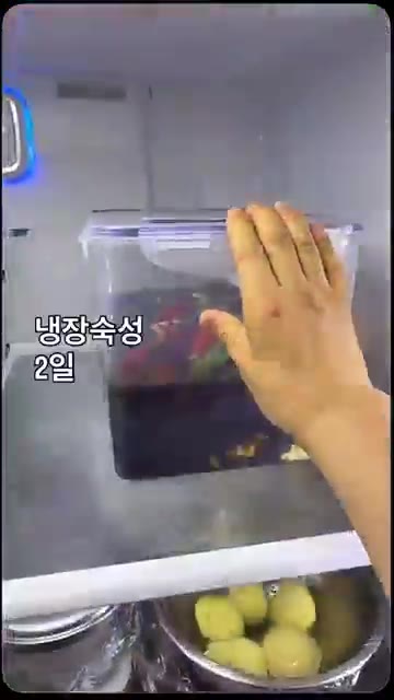 간장이 잘 배도록 뒤적여줍니다. — 진정한 밤도둑의 왕 간장게장 만들기