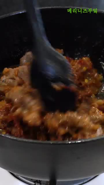 고춧가루를 취향껏 넣고 볶아줍니다. — 저녁 메뉴 고민하지 마세요! 밥 비벼 먹기 좋은 찌개 레시피