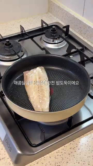 팬에 식용유를 두르고 고등어를 올려 앞뒤로 노릇하게 구워줍니다. — 고등어는 이렇게 드셔보세요