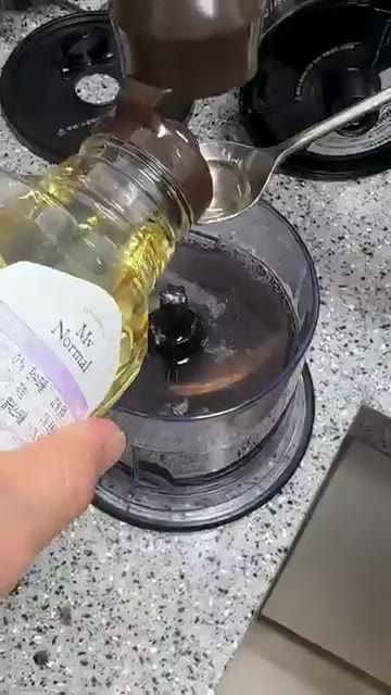물, 소금, 알룰로스를 넣고 곱게 갈아줍니다. — 머리숱 폭발하는 음료, 저장각 간단 레시피
