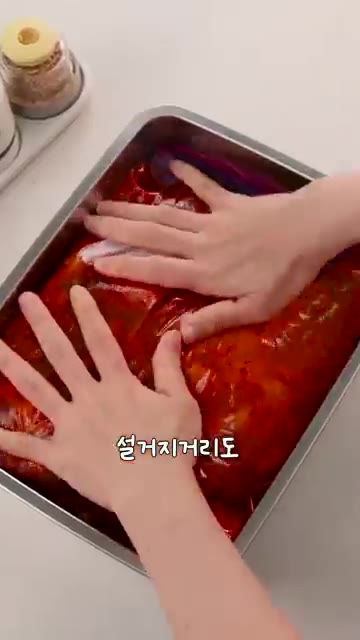 완성된 석박지를 실온에서 반나절 정도 숙성시킨 후 냉장 보관합니다. — 손대지 말고 흔들어 제껴~ 여름 석박지