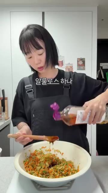 팬에 다진 재료와 다진 마늘을 넣고 수분이 날아갈 때까지 볶아줍니다. — 김밥 똥손도 성공보장! 매콤한 땡초김밥
