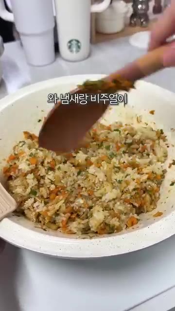 밥 두 공기에 땡초장, 참기름 듬뿍, 통깨를 넣고 잘 비벼줍니다. — 김밥 똥손도 성공보장! 매콤한 땡초김밥