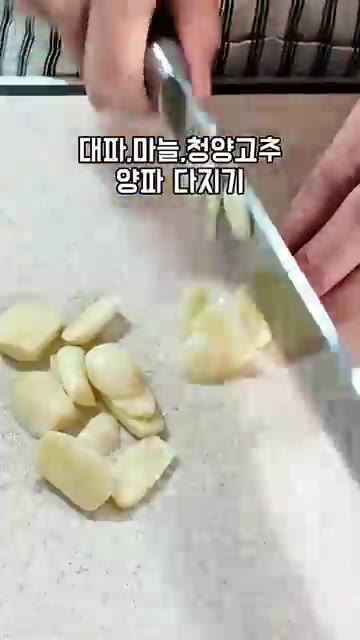 바지락을 소금물에 30분간 해감한다. — 버터향 가득 바지락술찜 레시피