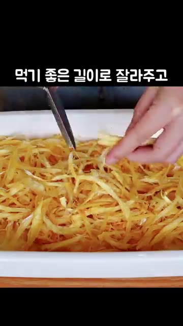 황태채에 맛술 반 컵을 붓고 버무려서 10분 동안 불려주세요. — 진미채보다 맛있는 '황태채 무침' 레시피