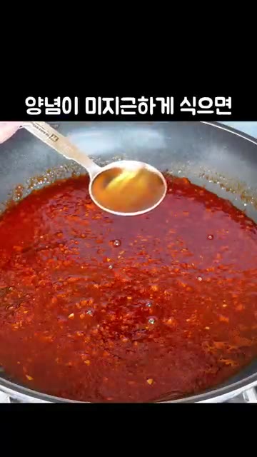 양념이 미지근하게 식으면 참기름과 통깨를 넣고 섞어주세요. — 진미채보다 맛있는 '황태채 무침' 레시피