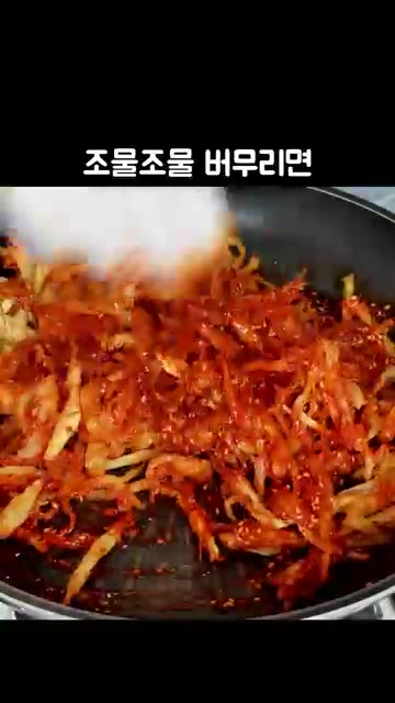 황태채를 넣고 조물조물 버무리면 단백질이 풍부한 황태채 무침이 완성… — 진미채보다 맛있는 '황태채 무침' 레시피