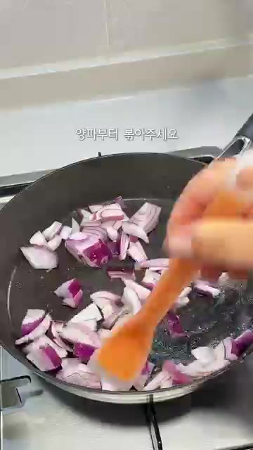 팬에 버터를 녹이고 양파를 먼저 볶아주세요. — 불닭크림리조또: 맵찔이도 반한 초간단 밥안주