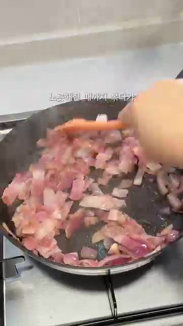 베이컨을 넣고 양파와 함께 노릇하게 볶아주세요. — 불닭크림리조또: 맵찔이도 반한 초간단 밥안주