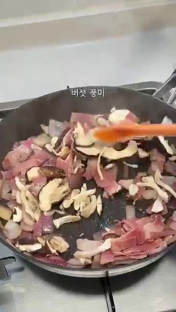 버섯도 한 줌 넣어 같이 볶아줍니다. — 불닭크림리조또: 맵찔이도 반한 초간단 밥안주