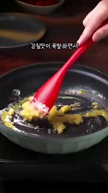 물을 넣고 끓이다가 우유와 생크림을 넣고 농도를 맞춘다. — 아웃백 양송이 스프 레시피