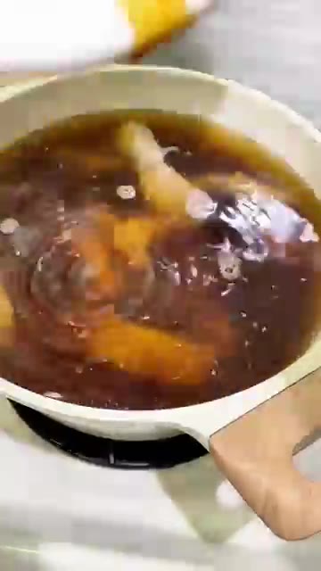 끓기 시작하면 중약불로 줄여 뚜껑을 덮고 40분간 졸입니다. — 돼지갈비찜