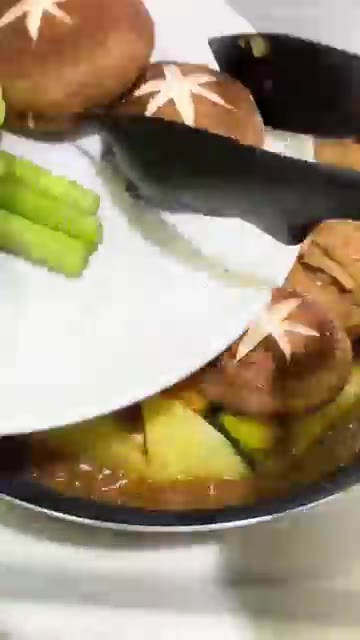 졸인 갈비에 준비한 채소와 아스파라거스를 넣고 뚜껑을 덮어 15분간… — 돼지갈비찜