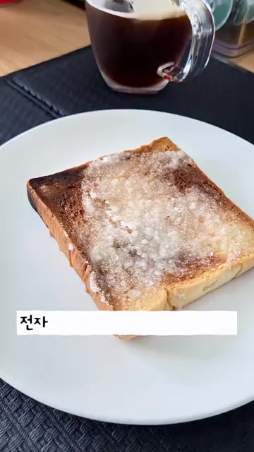 식빵 한쪽면에 준비한 소스를 꼼꼼히 펴 발라주세요. — 집에서 간단하게 식빵 퀸아망 만드는 법