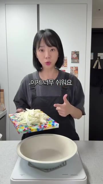 팬에 썰어둔 양배추를 다 넣습니다. — 속편하고 건강한 양배추밥 레시피