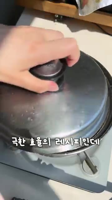 내열 용기에 만두피와 만두 속을 번갈아 쌓아 올린 후 기름을 뿌립니다. — 이 만두가 그렇게 맛있다고?!