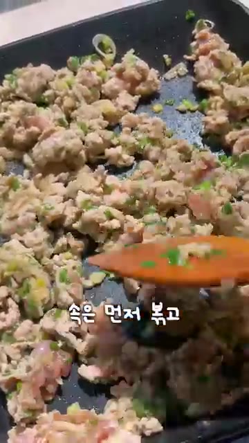 간장, 식초, 물, 설탕, 다진 마늘, 참기름, 고춧가루를 섞어 만… — 이 만두가 그렇게 맛있다고?!