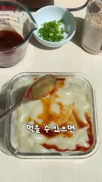 구워진 만두 위에 소스를 뿌려줍니다. — 이 만두가 그렇게 맛있다고?!