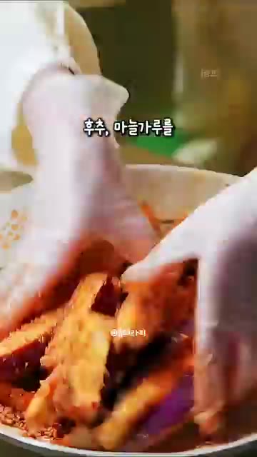 볼에 가지를 담고 올리브유를 뿌려줍니다. — 가지 싫어하는 사람도 순식간에 해치우는 에어프라이어 가지스틱 튀김