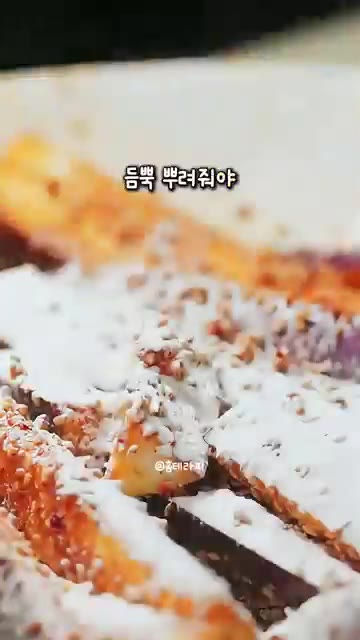 깨, 후추, 마늘가루를 넣고 골고루 버무려줍니다. — 가지 싫어하는 사람도 순식간에 해치우는 에어프라이어 가지스틱 튀김
