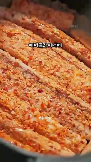 가지에 양념을 듬뿍 뿌려줍니다. — 가지 싫어하는 사람도 순식간에 해치우는 에어프라이어 가지스틱 튀김